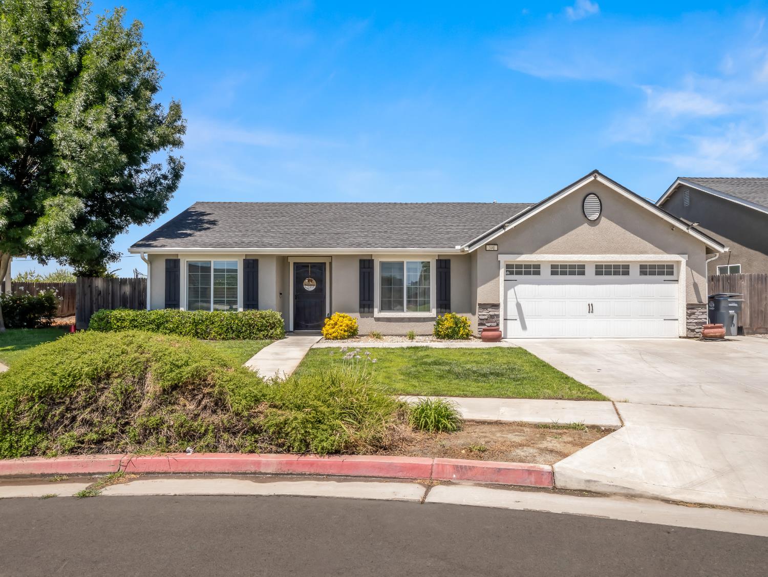 391 Rosewood Ave, Sanger, CA 93657