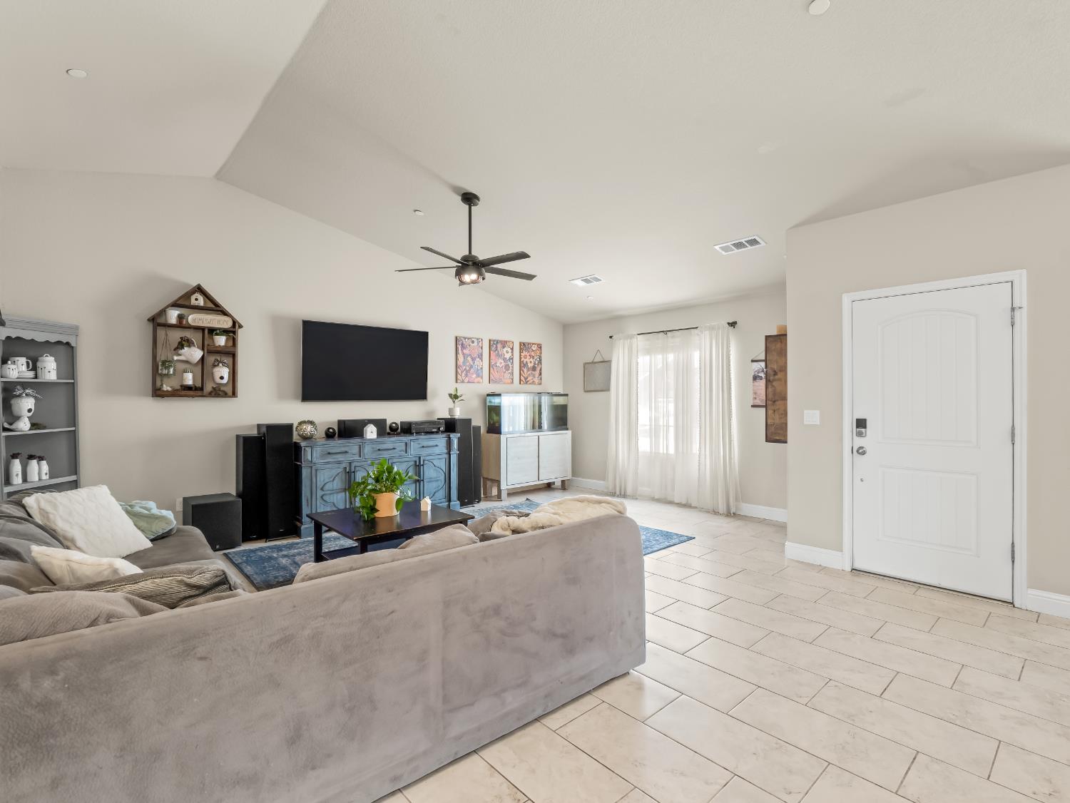 391 Rosewood Ave, Sanger, CA 93657