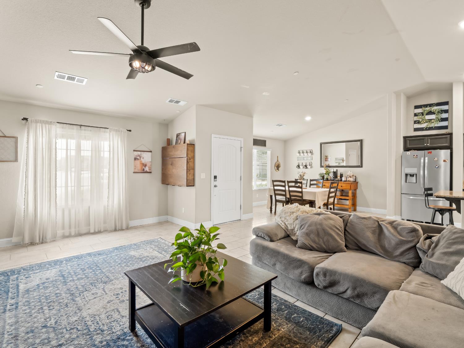 391 Rosewood Ave, Sanger, CA 93657