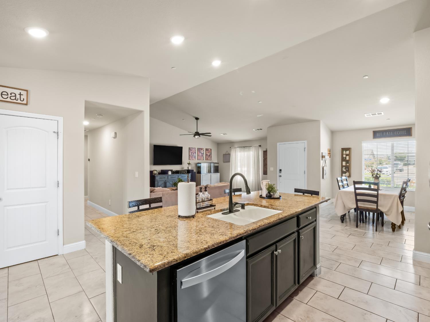 391 Rosewood Ave, Sanger, CA 93657