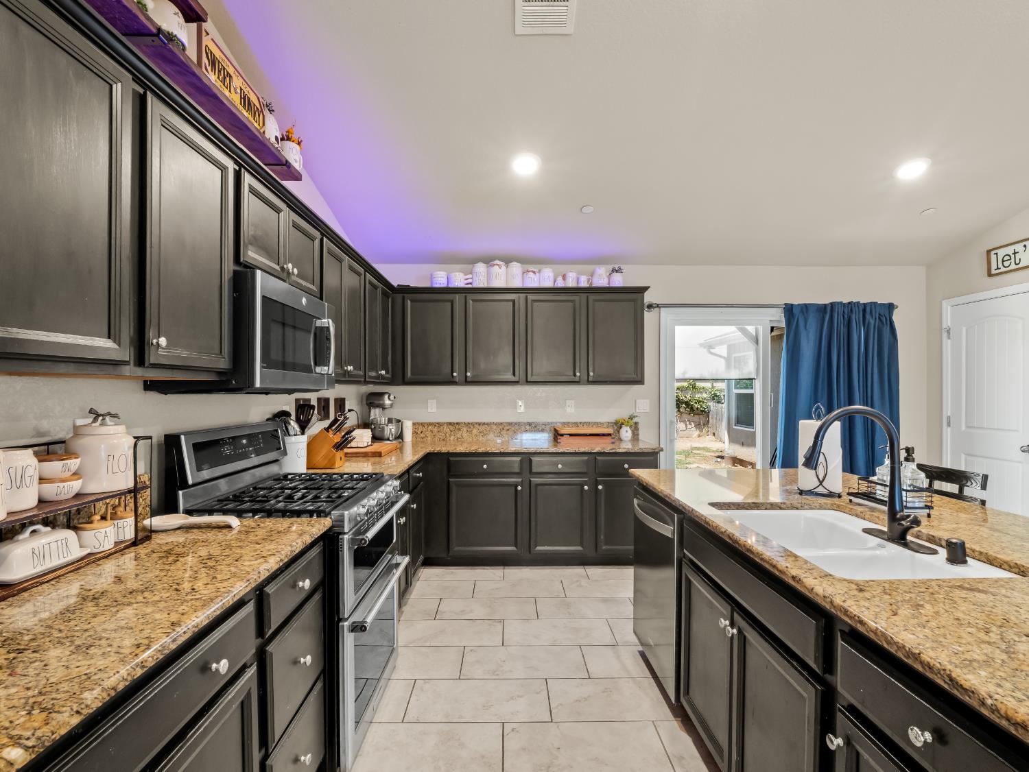 391 Rosewood Ave, Sanger, CA 93657