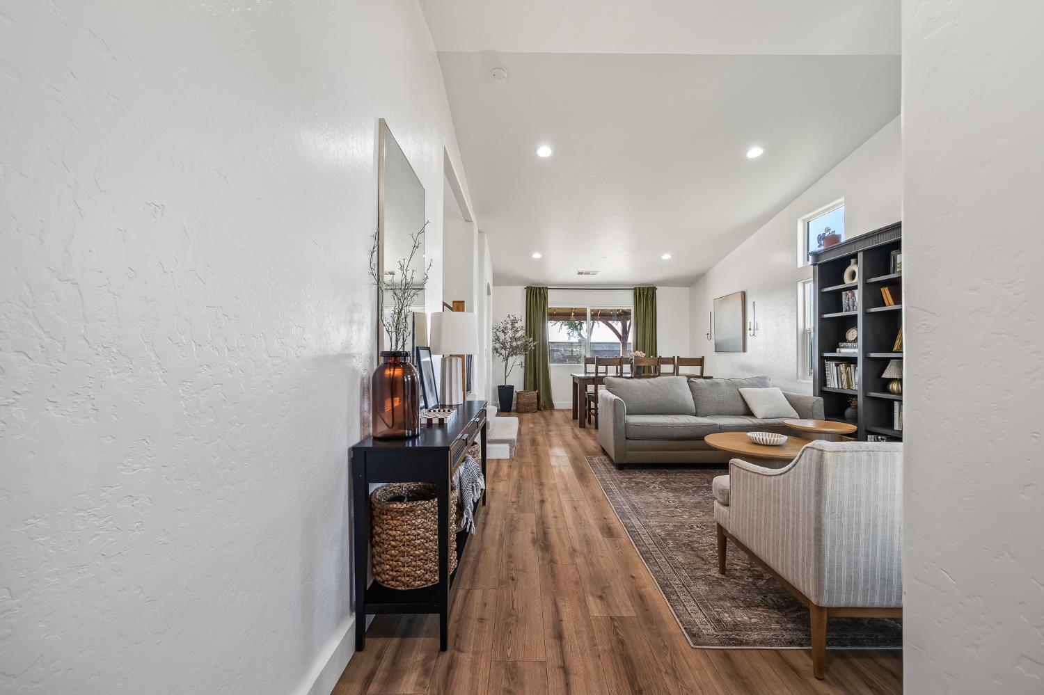 2476 N Riesling Ave, Hanford, CA 93230