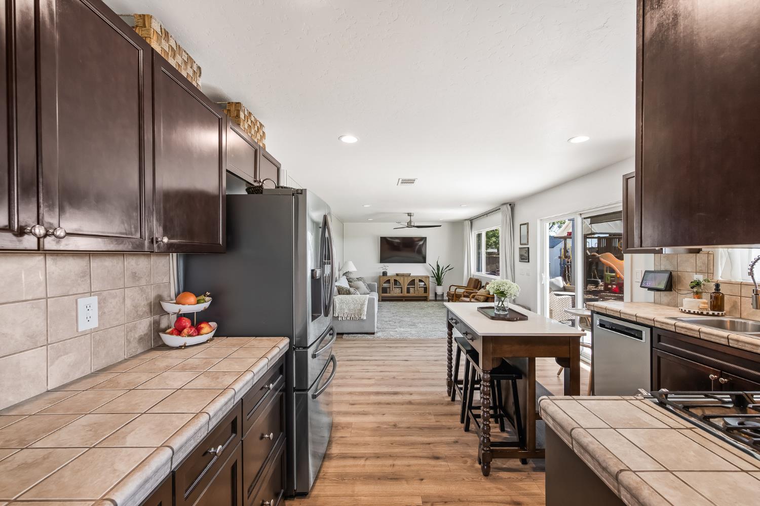 2476 N Riesling Ave, Hanford, CA 93230