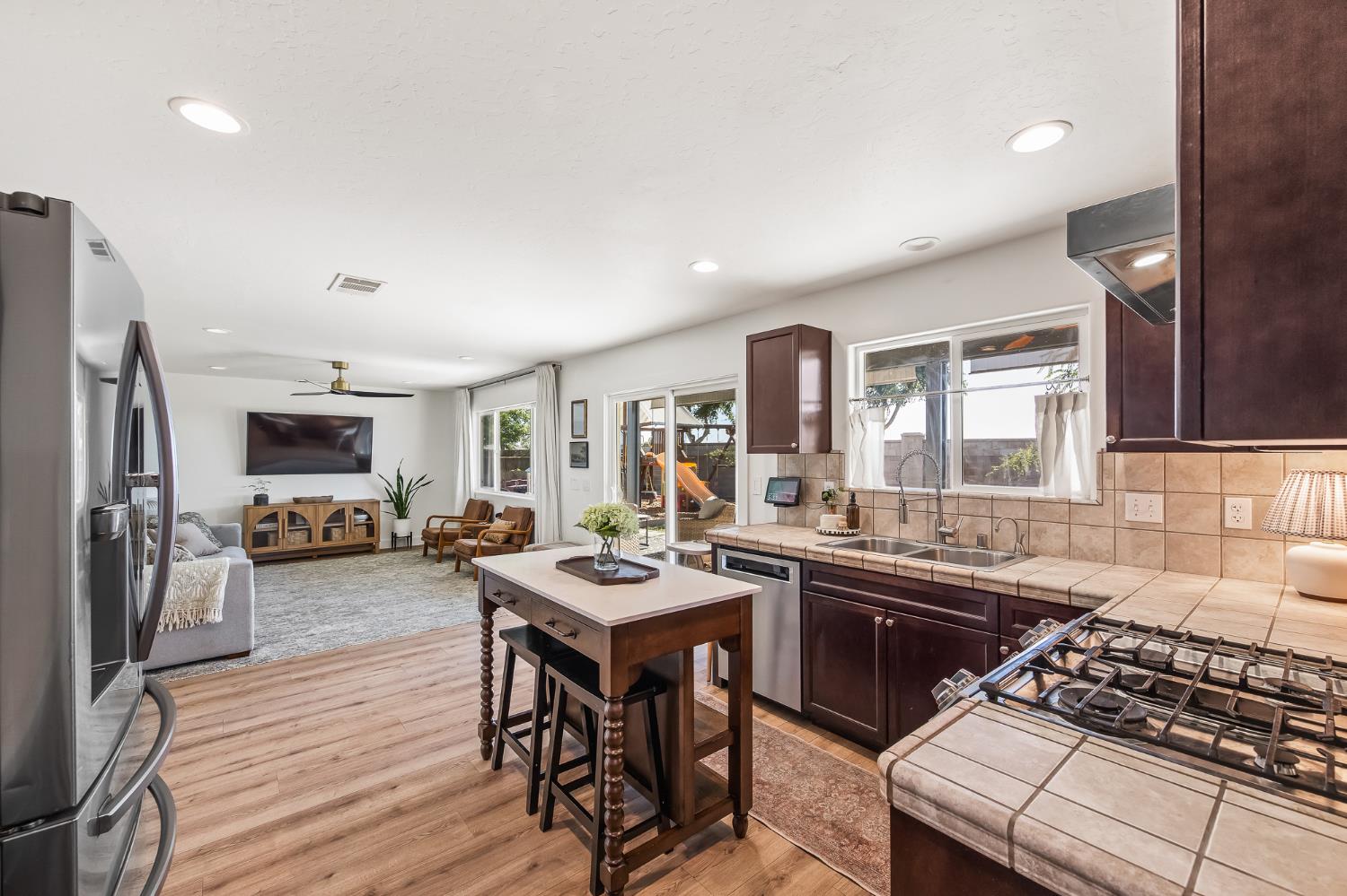 2476 N Riesling Ave, Hanford, CA 93230