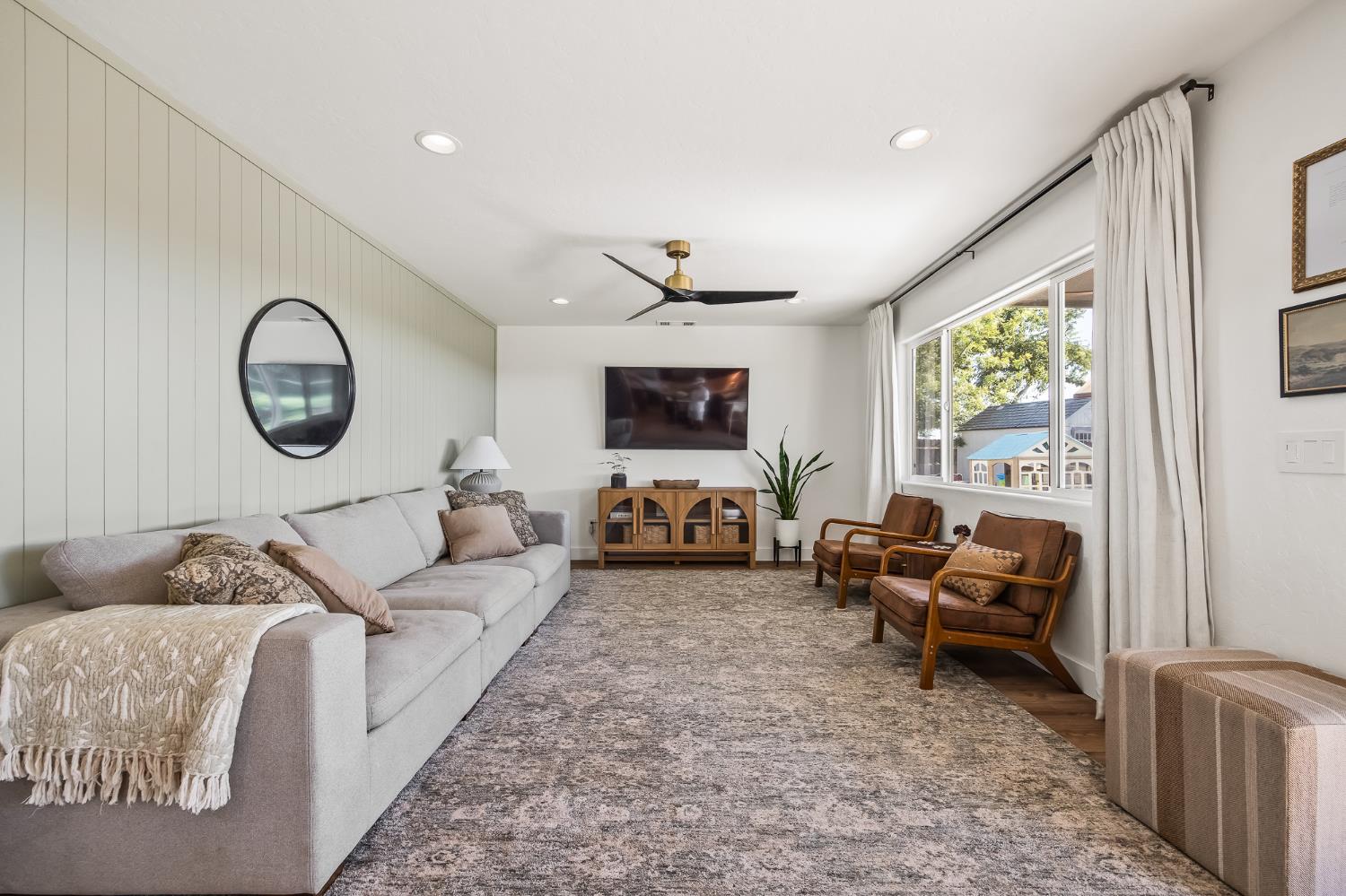 2476 N Riesling Ave, Hanford, CA 93230