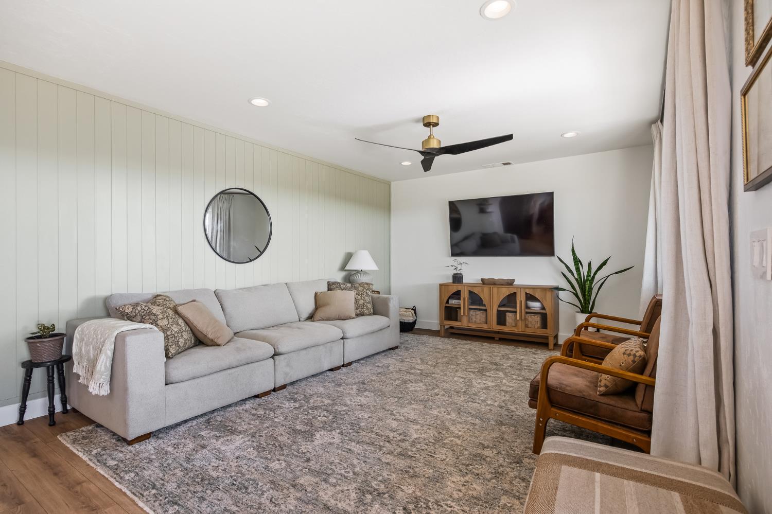 2476 N Riesling Ave, Hanford, CA 93230