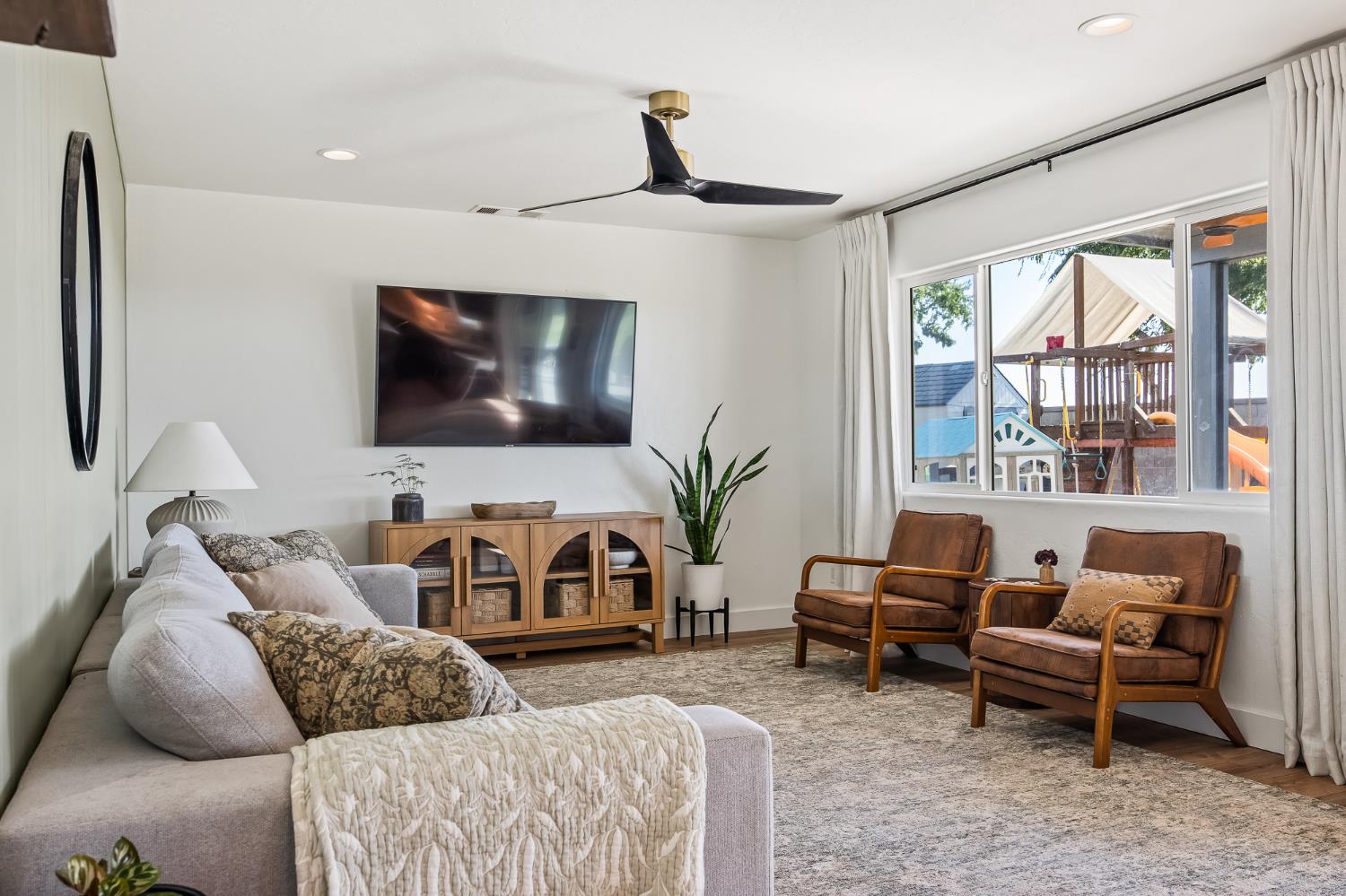 2476 N Riesling Ave, Hanford, CA 93230