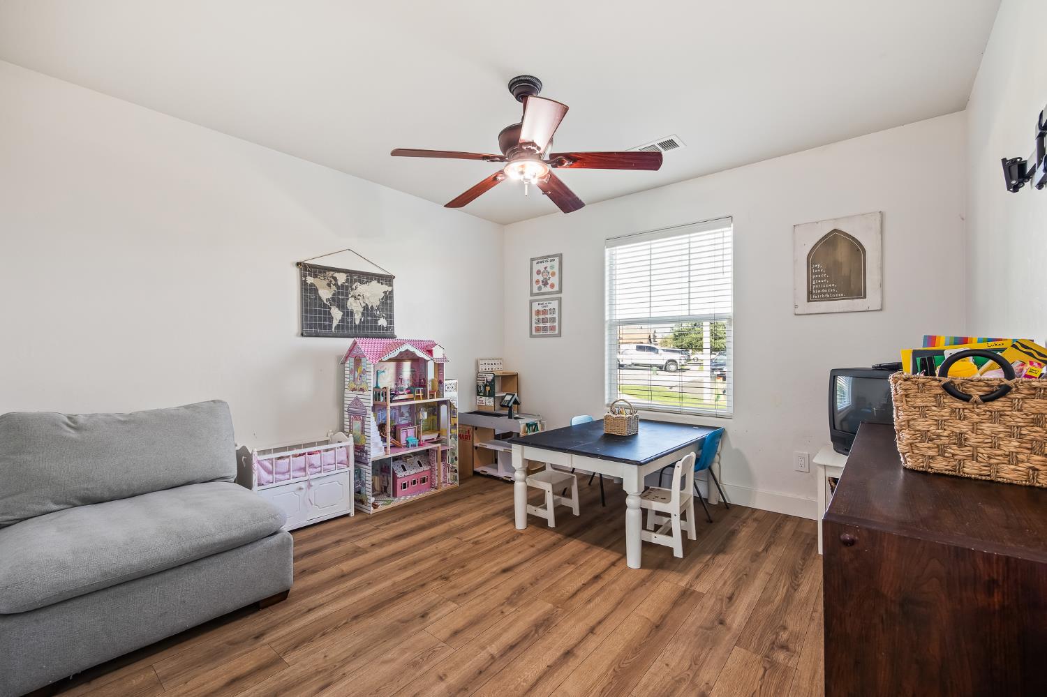 2476 N Riesling Ave, Hanford, CA 93230