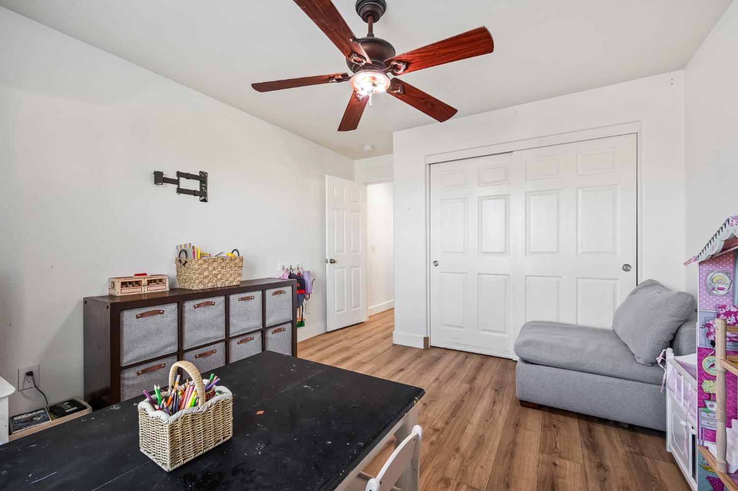 2476 N Riesling Ave, Hanford, CA 93230