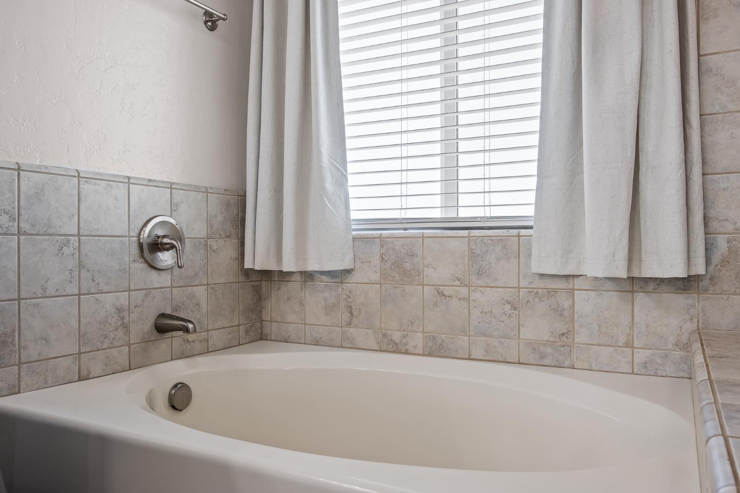2476 N Riesling Ave, Hanford, CA 93230