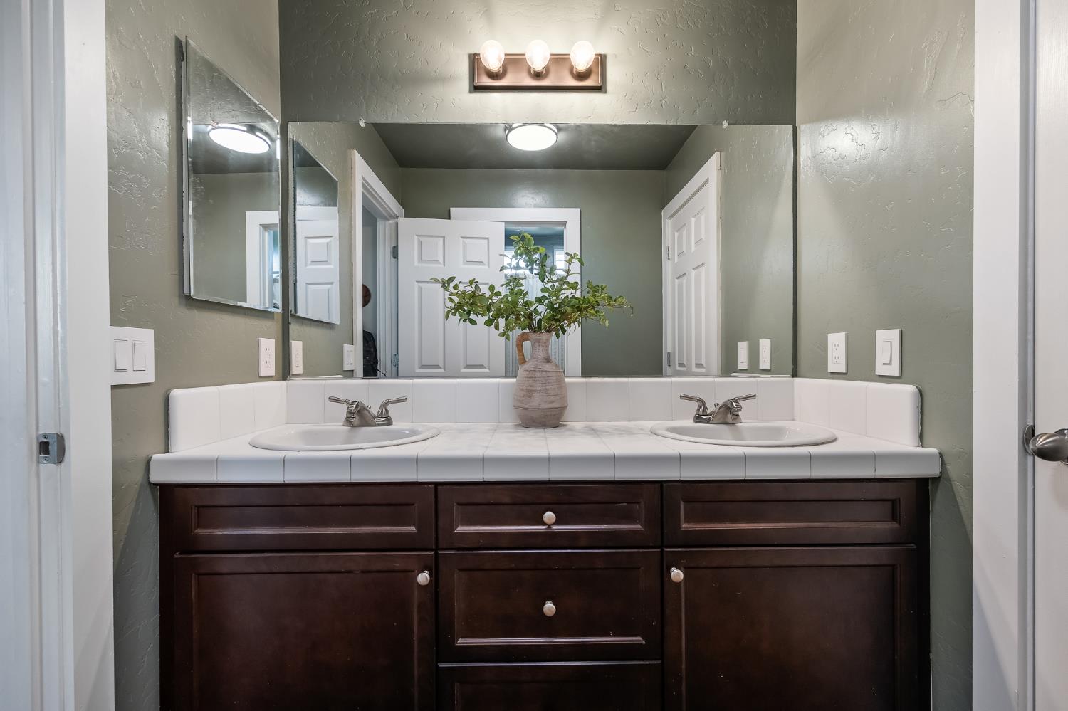 2476 N Riesling Ave, Hanford, CA 93230