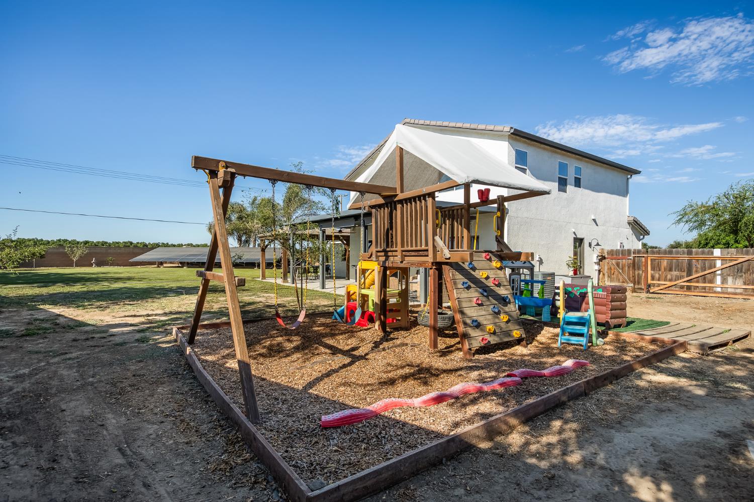 2476 N Riesling Ave, Hanford, CA 93230