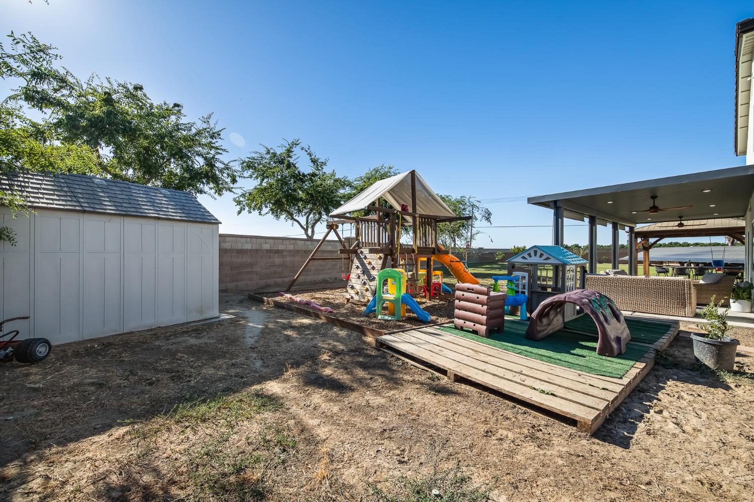 2476 N Riesling Ave, Hanford, CA 93230