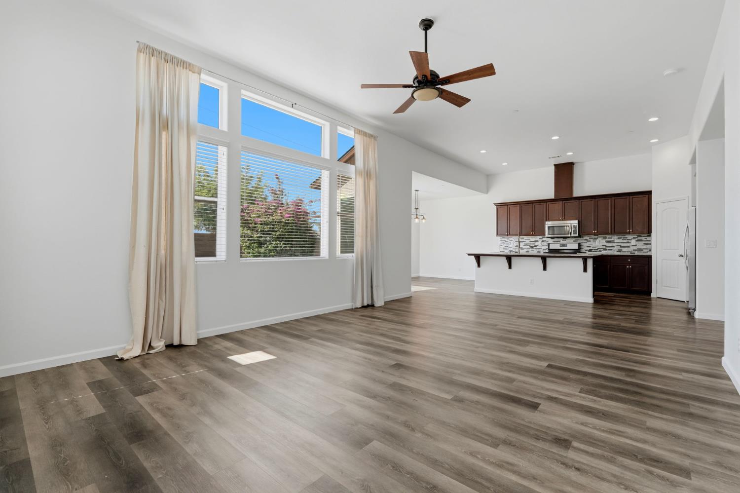 1361 Hoover Way, Hanford, CA 93230