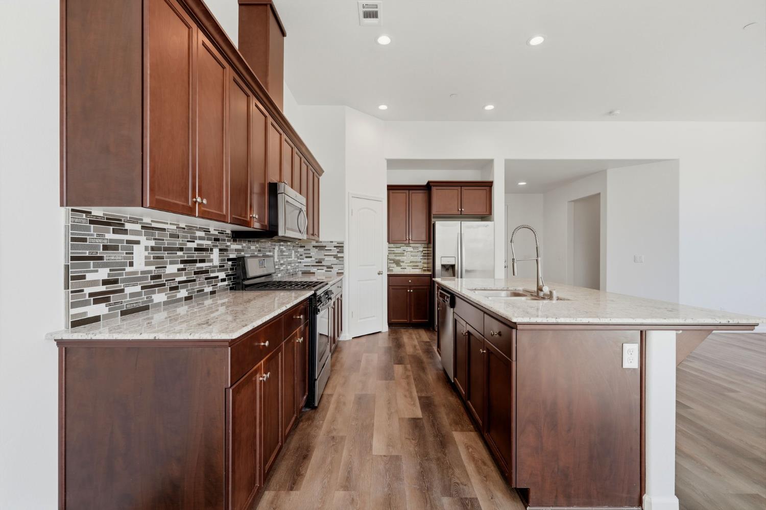 1361 Hoover Way, Hanford, CA 93230