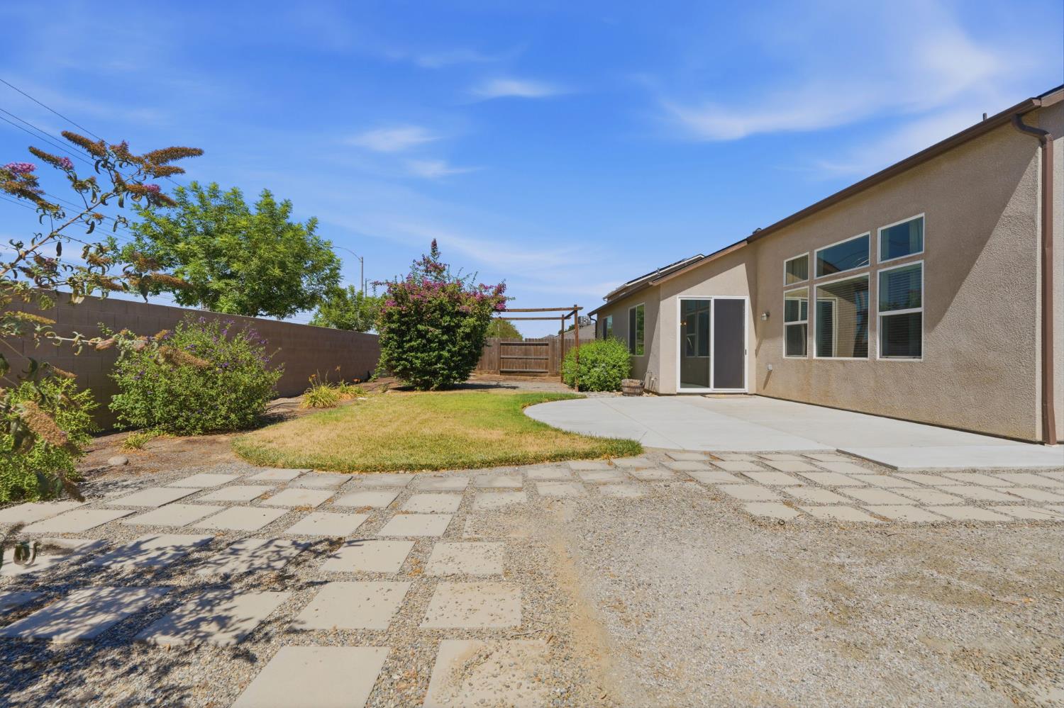 1361 Hoover Way, Hanford, CA 93230