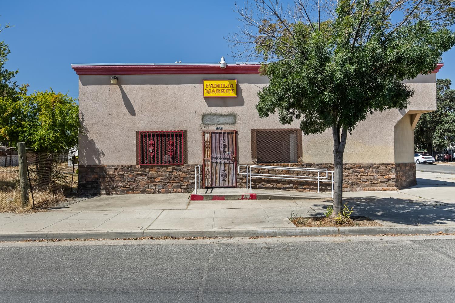 10791 E Pismo Ave, Del Rey, CA 93616
