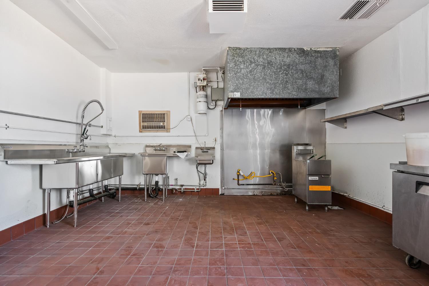 10791 E Pismo Ave, Del Rey, CA 93616