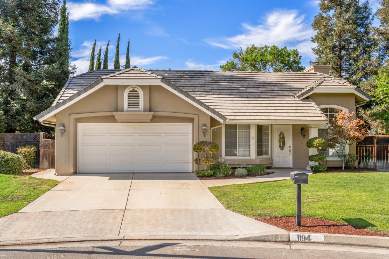 1194 E le Parc Dr, Fresno, CA 93720
