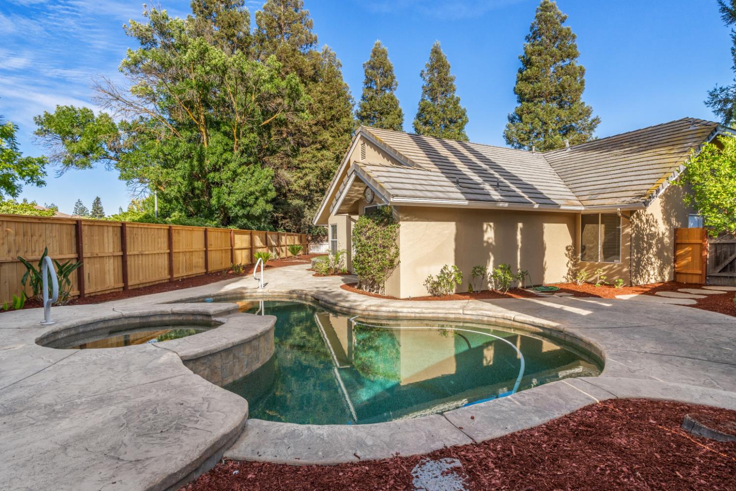 1194 E le Parc Dr, Fresno, CA 93720