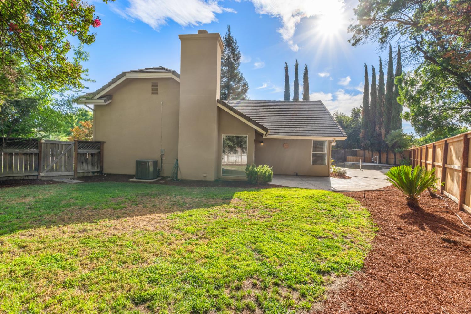 1194 E le Parc Dr, Fresno, CA 93720