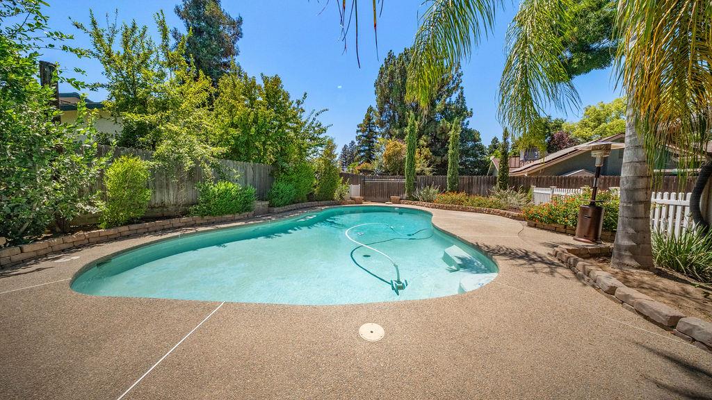 646 W Polson Ave, Clovis, CA 93612