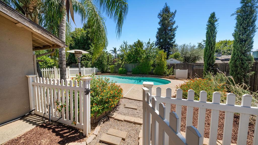 646 W Polson Ave, Clovis, CA 93612