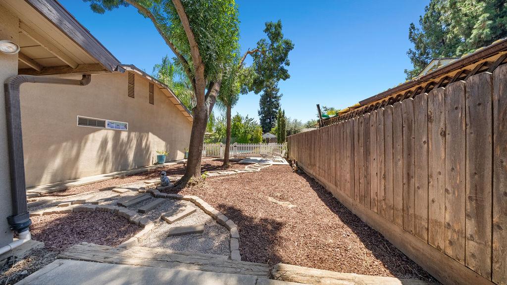 646 W Polson Ave, Clovis, CA 93612