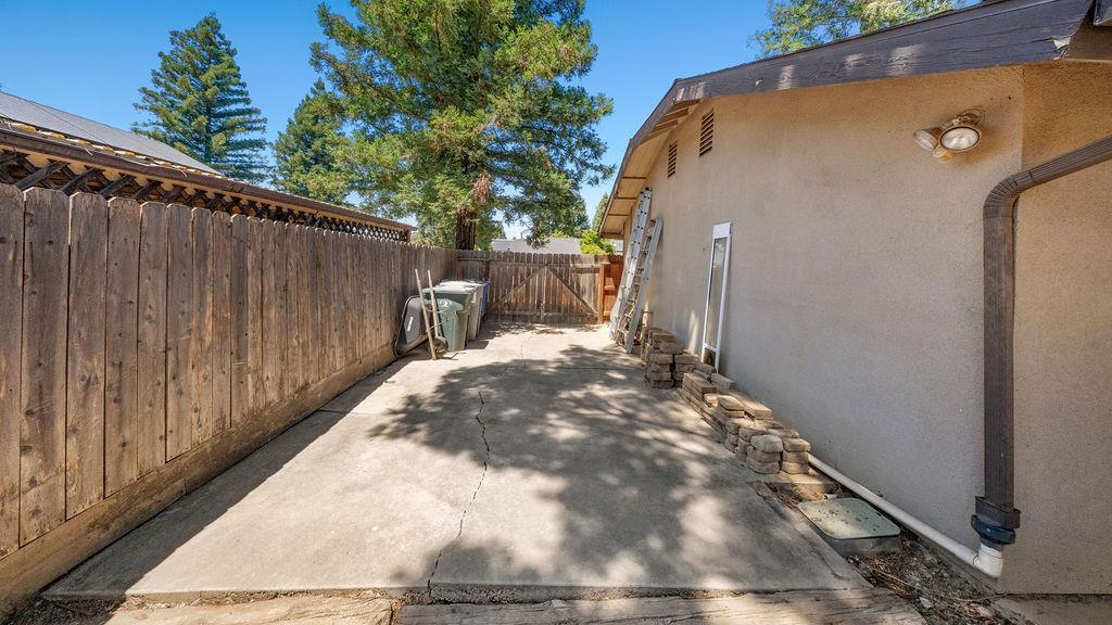 646 W Polson Ave, Clovis, CA 93612