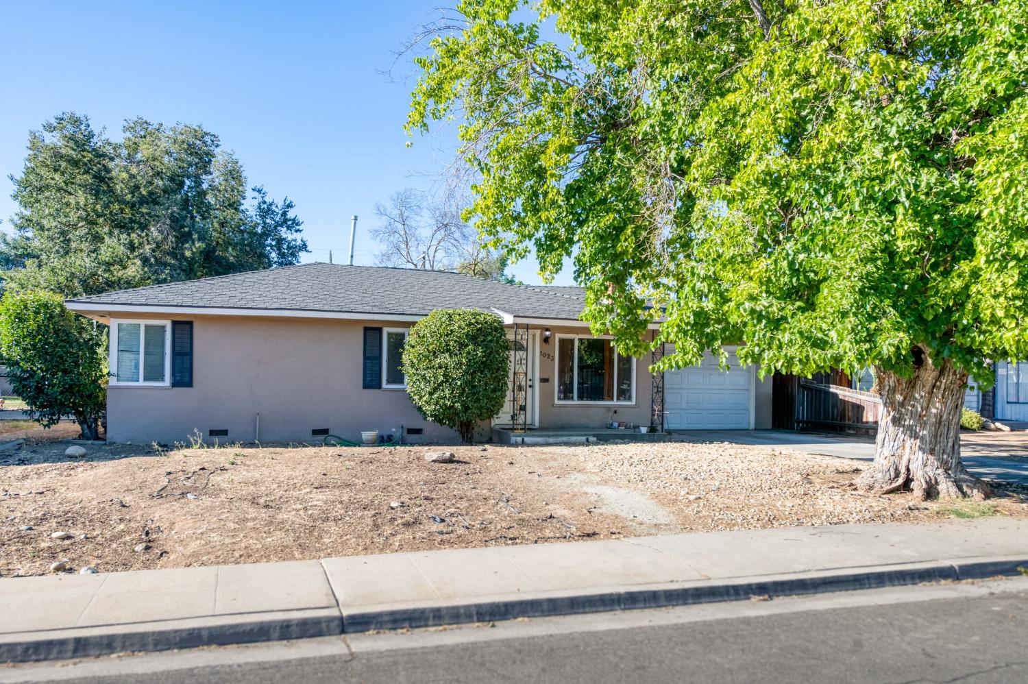 1023 E Lansing Way, Fresno, CA 93704
