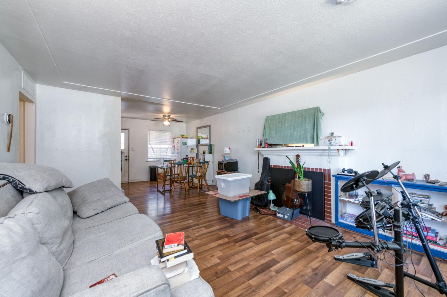 1023 E Lansing Way, Fresno, CA 93704