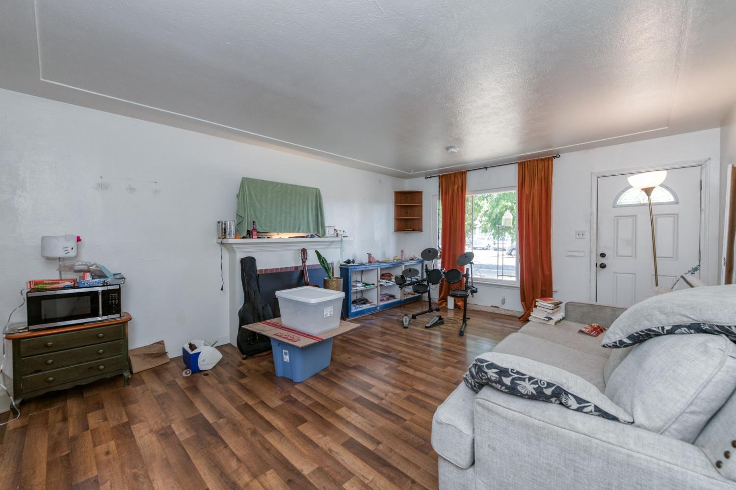 1023 E Lansing Way, Fresno, CA 93704