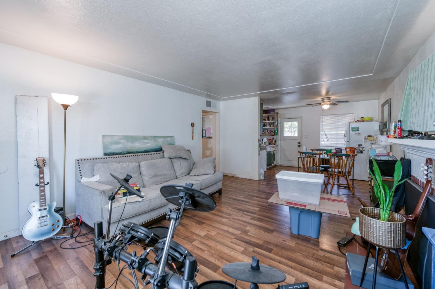 1023 E Lansing Way, Fresno, CA 93704