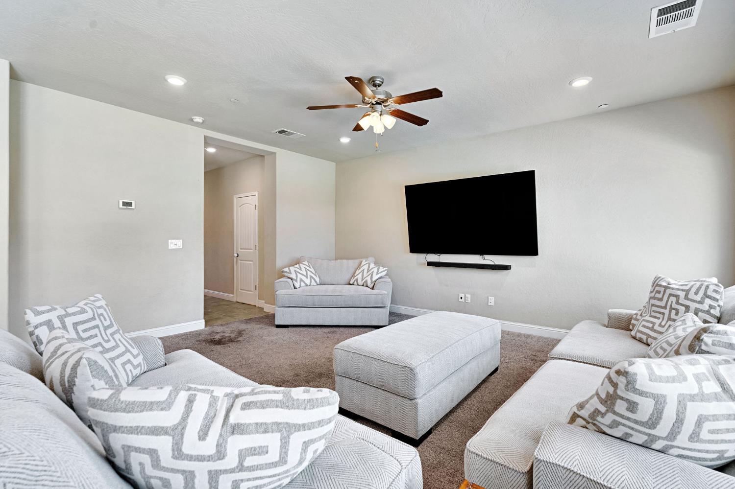 3885 Alamos Ave, Clovis, CA 93619