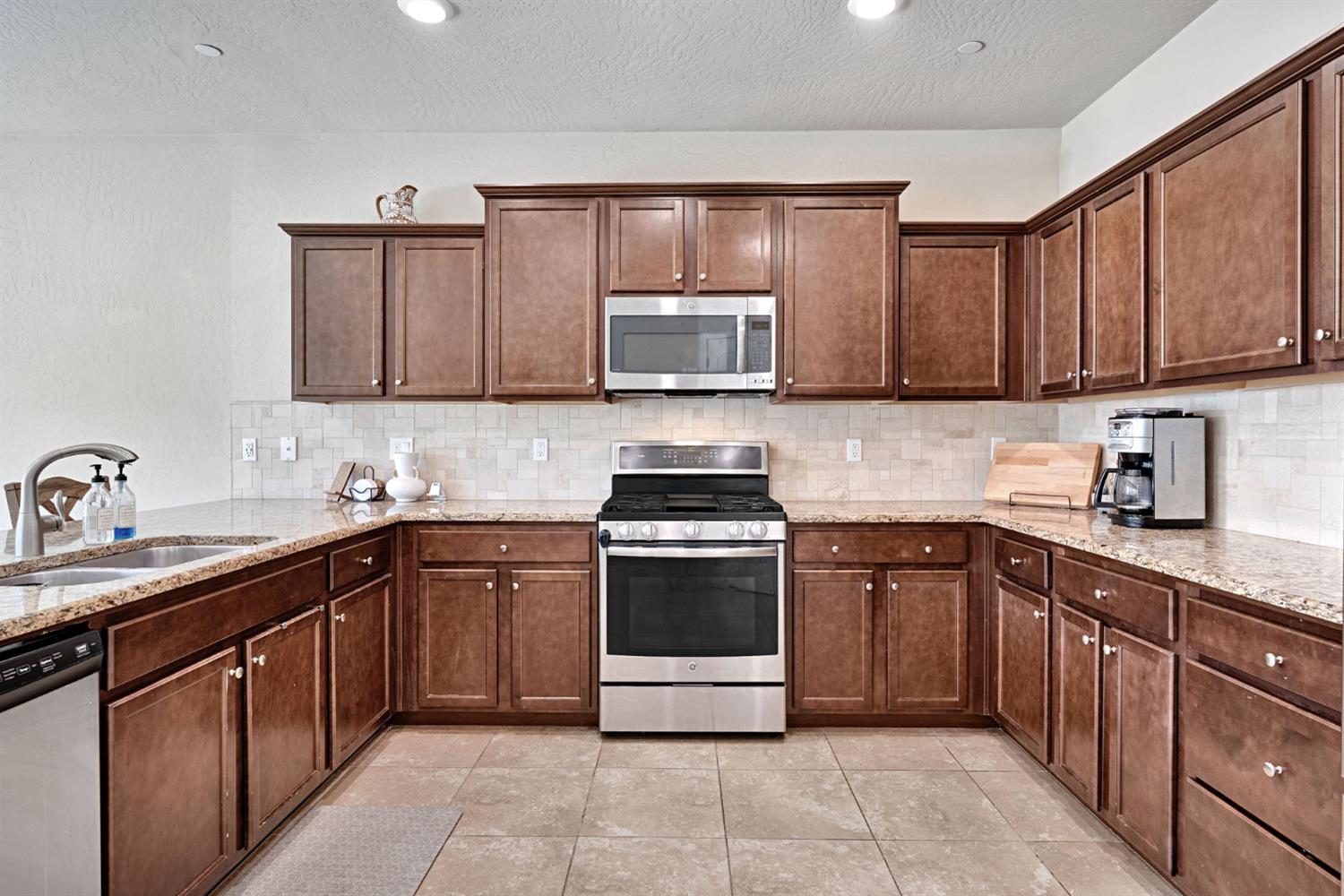 3885 Alamos Ave, Clovis, CA 93619
