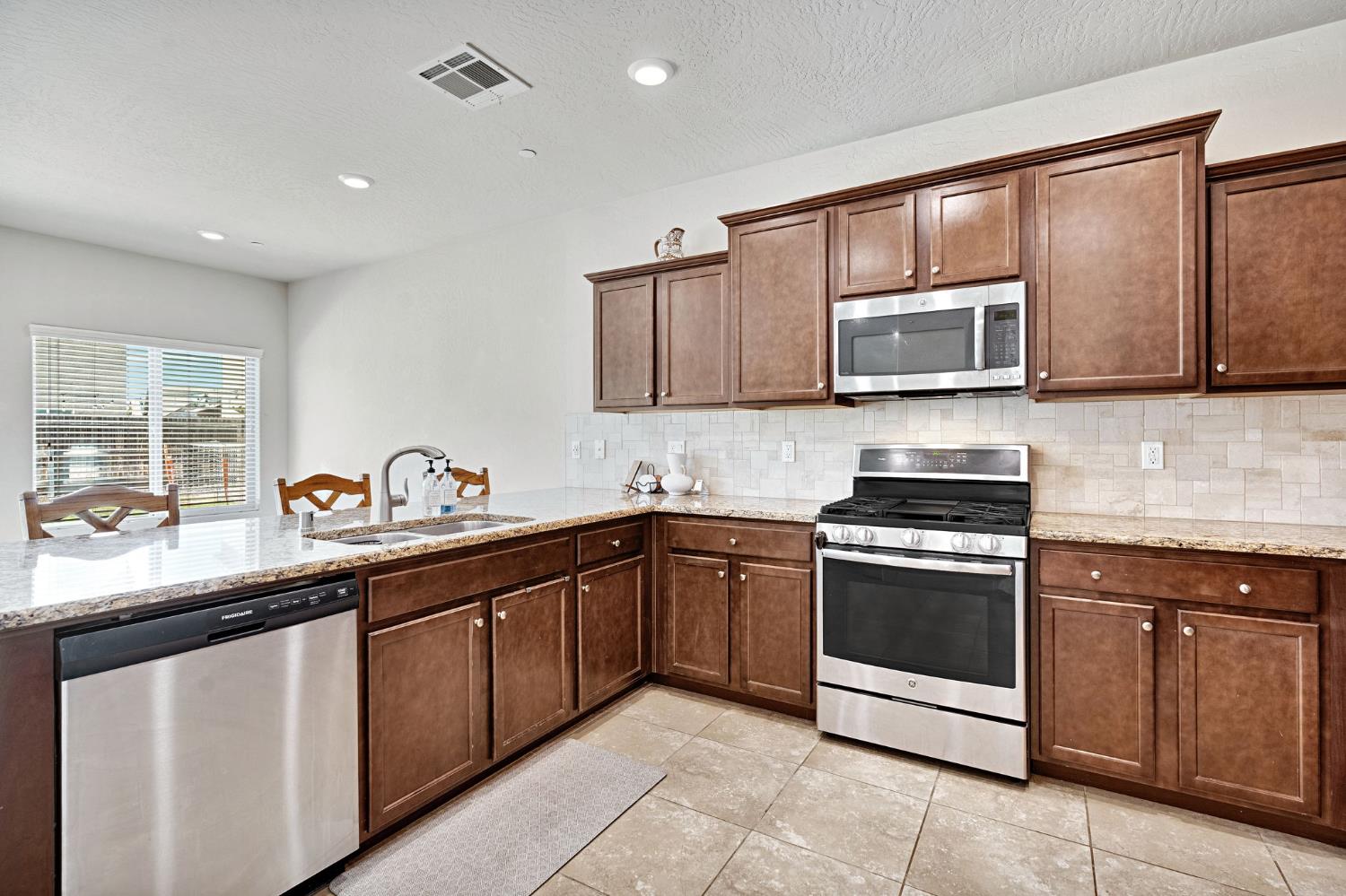 3885 Alamos Ave, Clovis, CA 93619