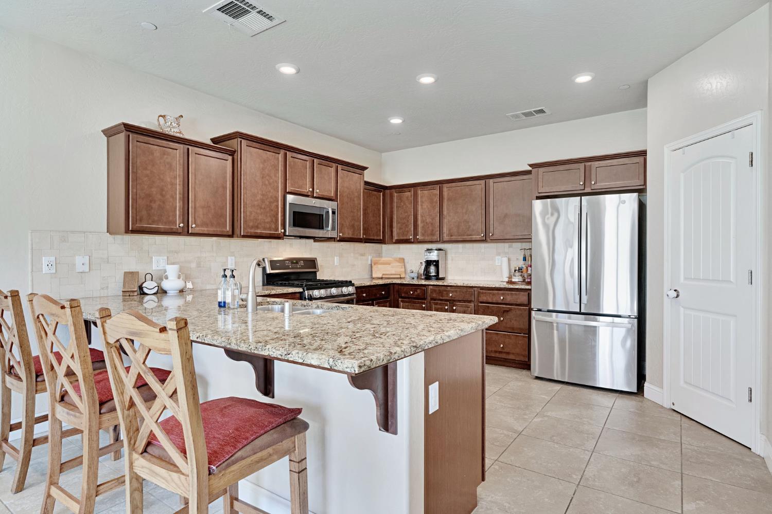 3885 Alamos Ave, Clovis, CA 93619