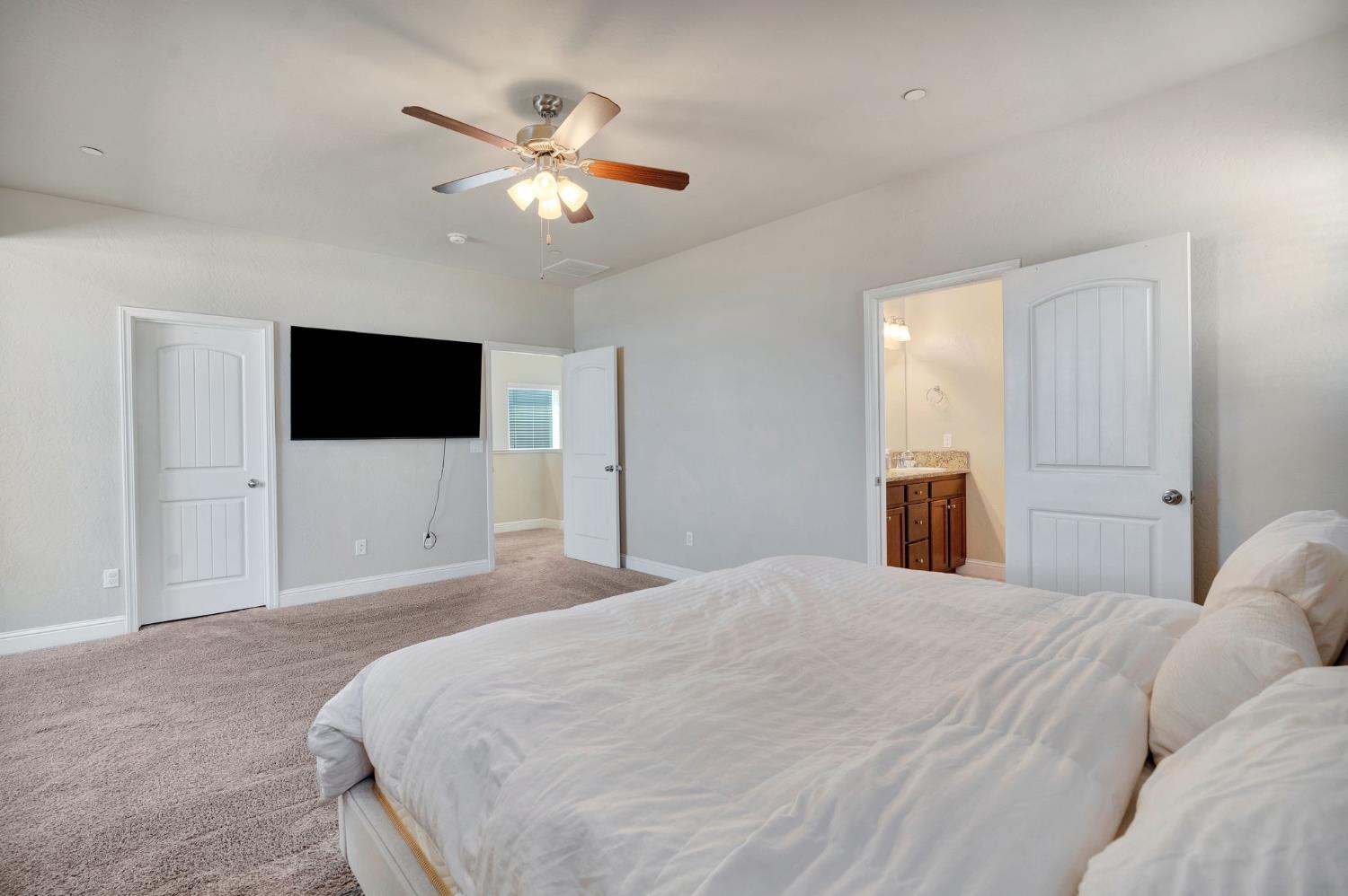 3885 Alamos Ave, Clovis, CA 93619