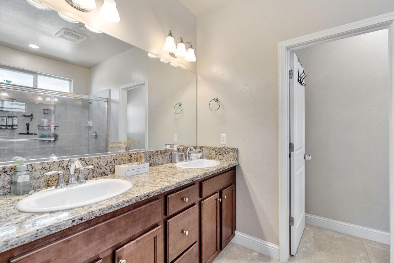 3885 Alamos Ave, Clovis, CA 93619