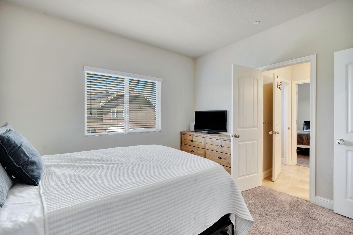 3885 Alamos Ave, Clovis, CA 93619