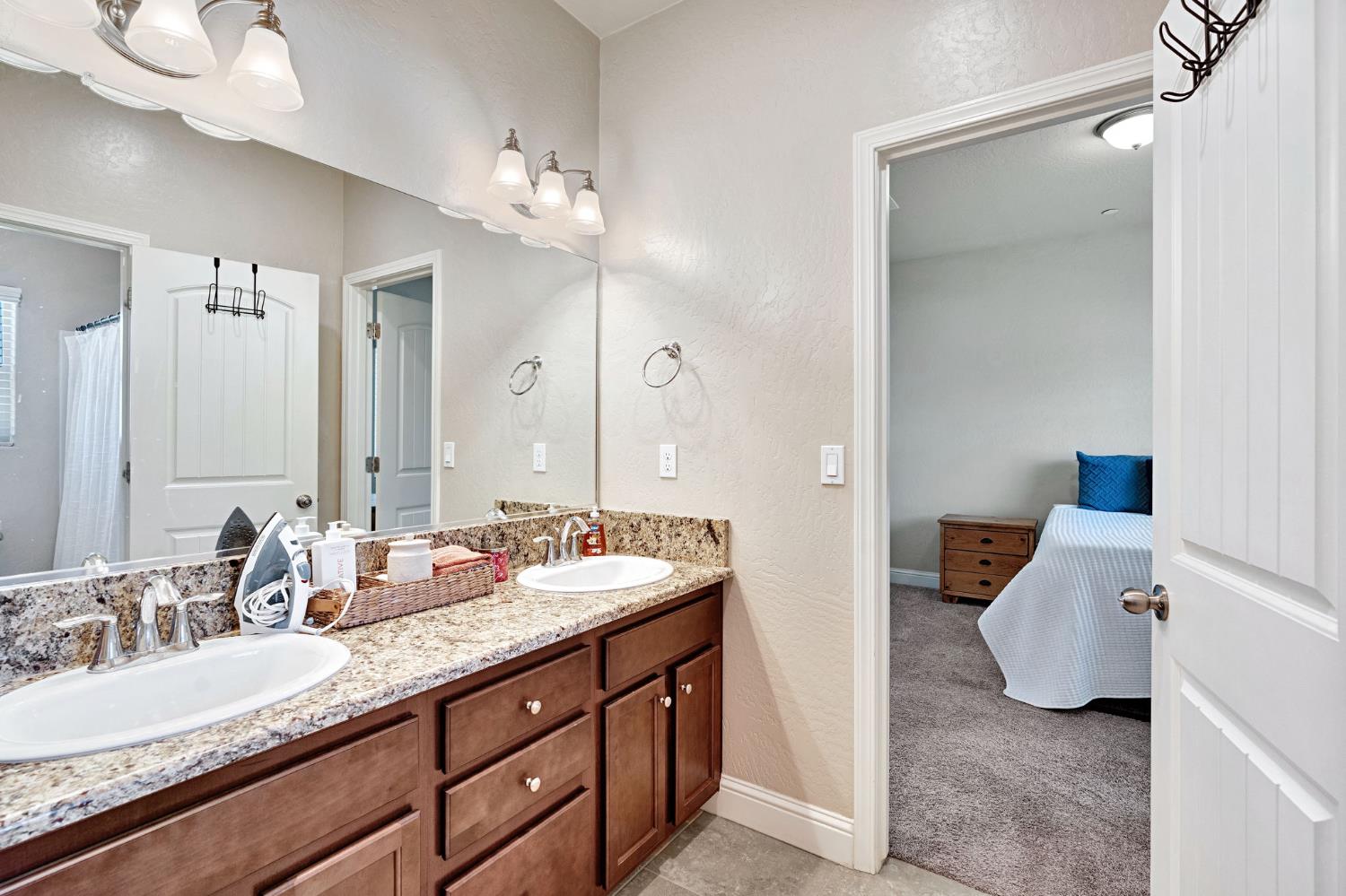 3885 Alamos Ave, Clovis, CA 93619