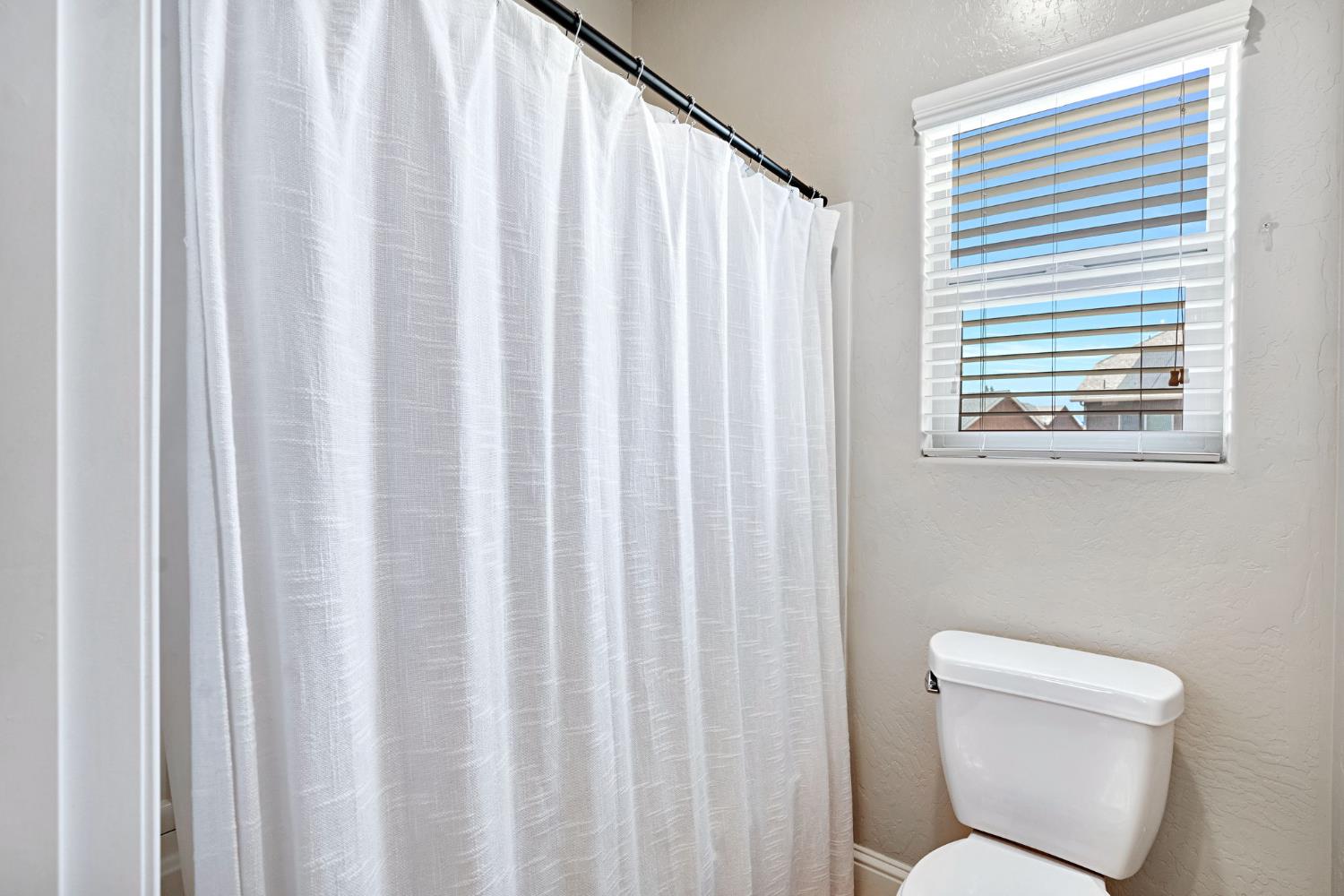 3885 Alamos Ave, Clovis, CA 93619
