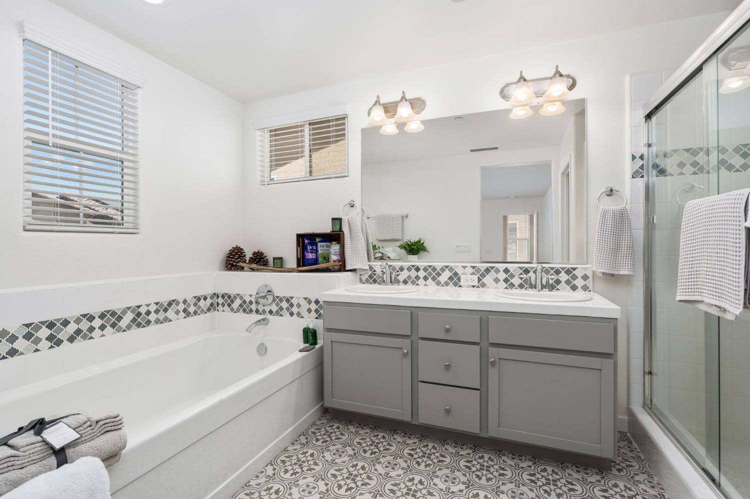 972 Winchell Way W, Madera, CA 93636