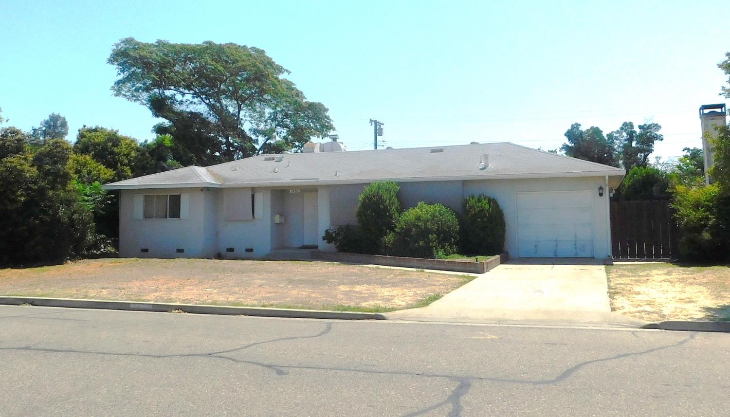 2436 S Locust St, Visalia, CA 93277