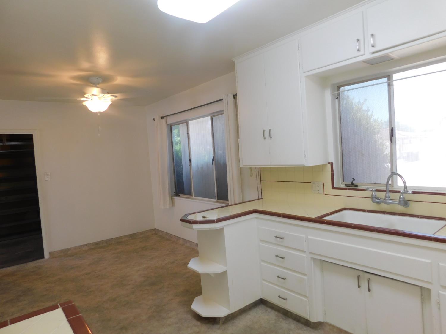 2436 S Locust St, Visalia, CA 93277