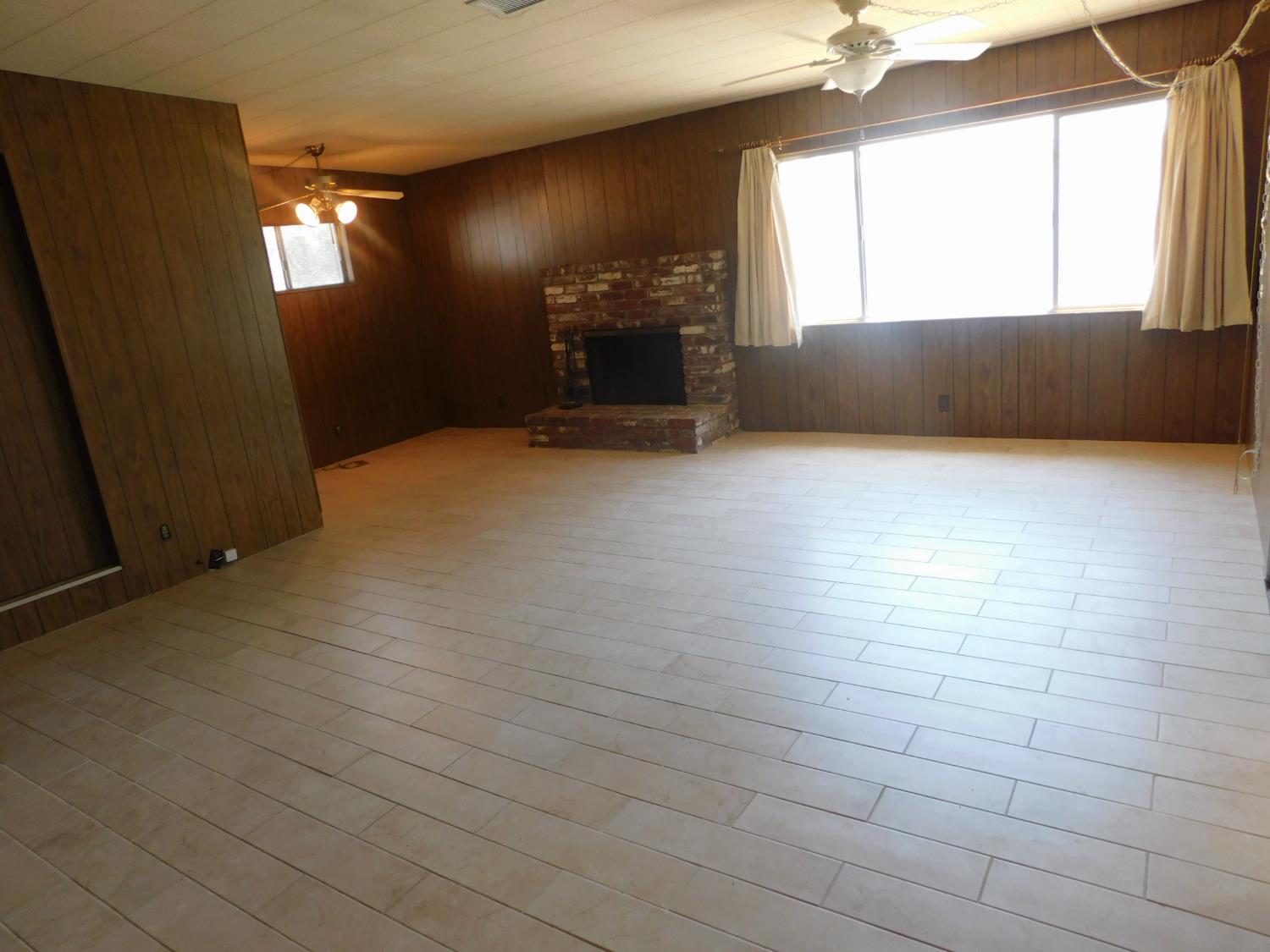 2436 S Locust St, Visalia, CA 93277