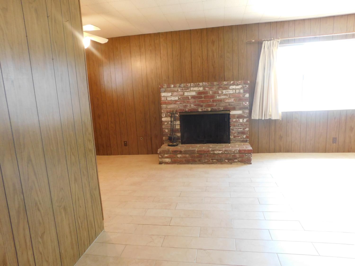 2436 S Locust St, Visalia, CA 93277