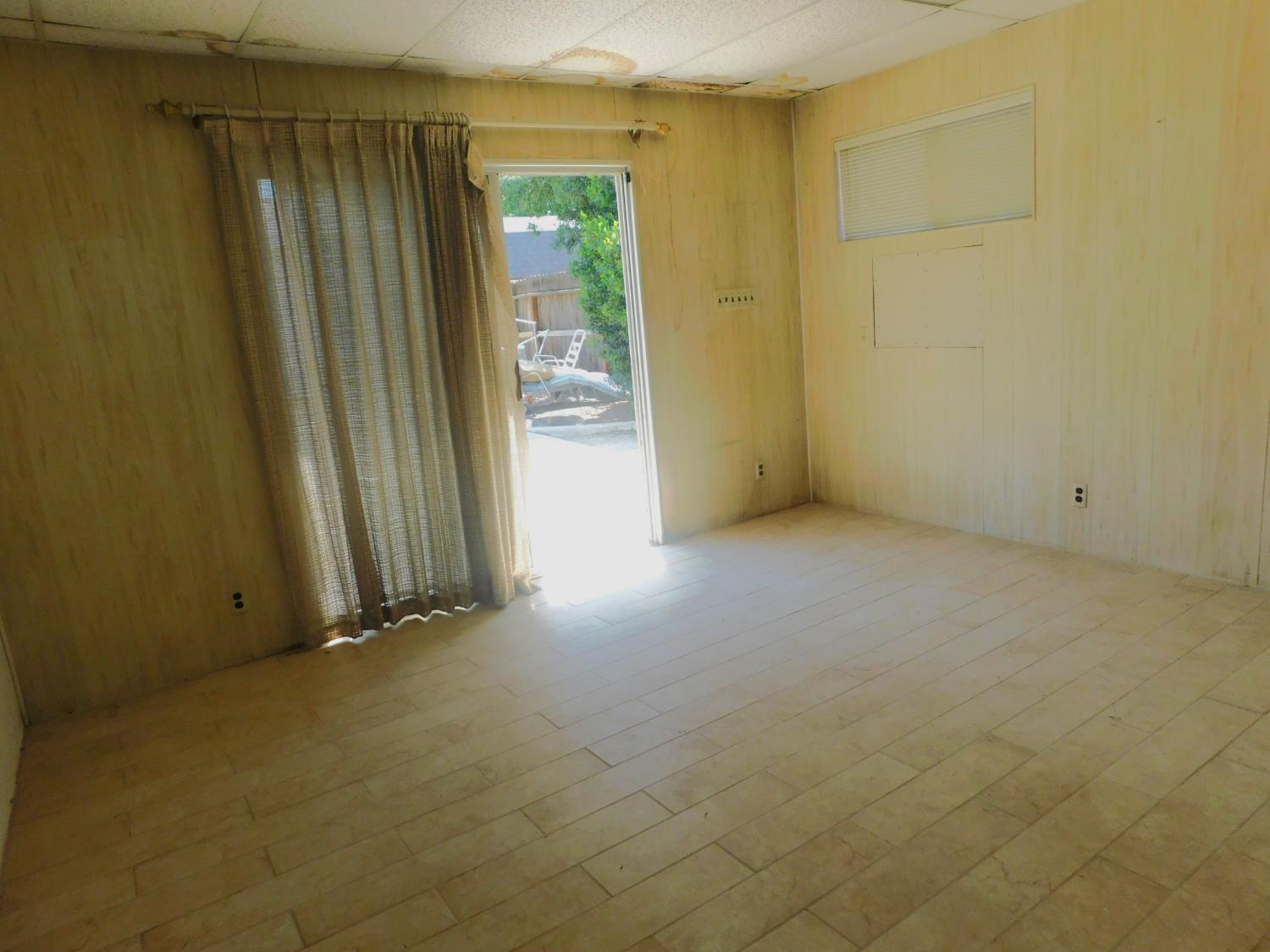 2436 S Locust St, Visalia, CA 93277