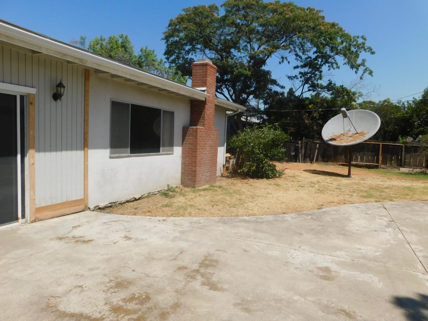 2436 S Locust St, Visalia, CA 93277