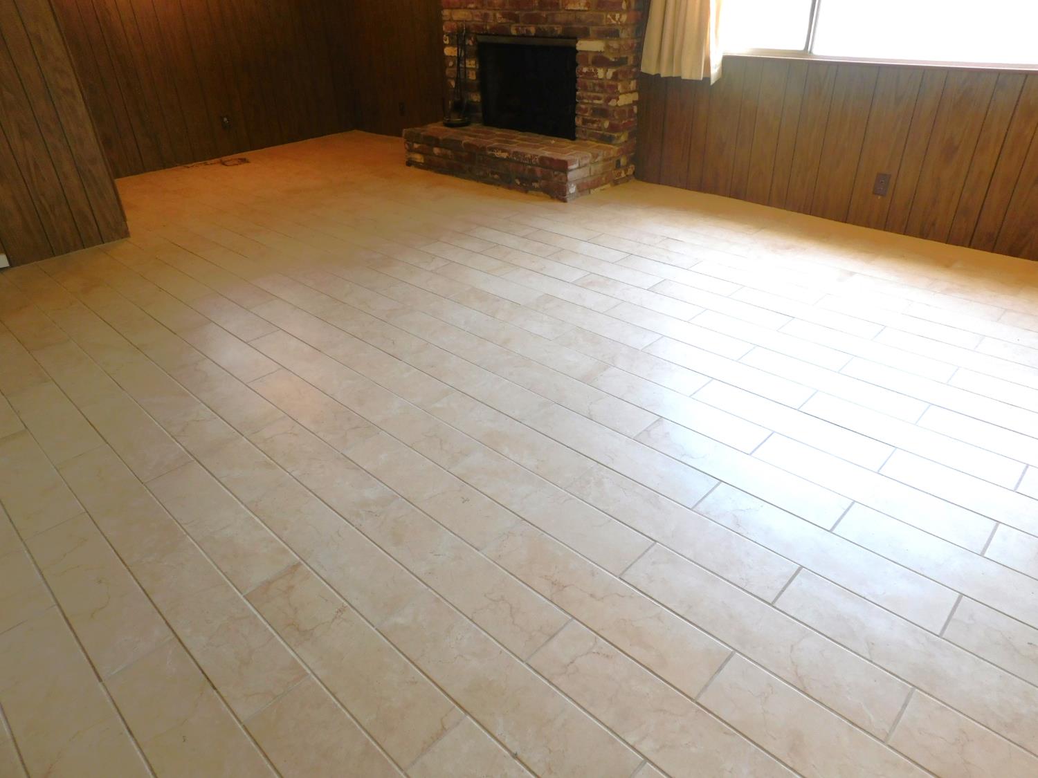 2436 S Locust St, Visalia, CA 93277